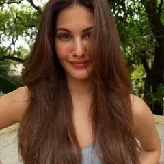 The pretty Amyra Dastur looking stunning after a fresh cut and color. We kept it natural and beautiful with a simple blowout to show off her healthy hair.