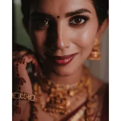 The quiet moments of a bride's anticipation are pure poetry. This is a classic South Indian bridal portrait, focusing on the intricate temple jewellery and the serene glow of the bride before her Muhurtham.