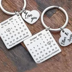 A thoughtful and practical gift, this stainless steel keychain features a calendar marking a special date, along with a heart charm engraved with names or a message.