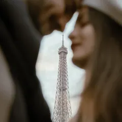 A moment of pure romance in Paris. We love finding creative ways to frame your love, like this intimate silhouette of Meet and Tisha with the Eiffel Tower, turning an iconic landmark into a personal part of their story.