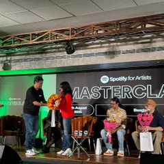 Receiving flowers on stage at the Spotify Masterclass. I felt so honoured and grateful for the recognition from the Spotify India team.