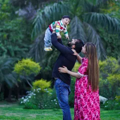There's pure magic in the simple moments. An outdoor session like this one, set against the greenery of a park, allows for so much natural fun and laughter. Lifting your little one up to the sky is a classic memory I love to freeze in time.
