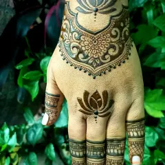 A self-applied design showing my love for the lotus. This jewellery-style mehendi features a lotus cuff and a matching motif on the back of the hand.
