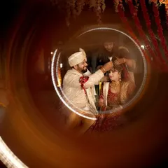 An artistic view of a wedding ritual, framed by a creative light effect. This technique adds a unique and dynamic feel to the ceremony photos.