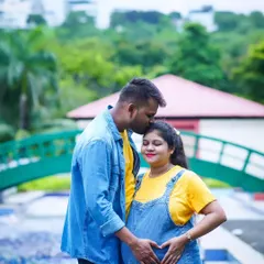 Maternity photos don't always have to be in gowns. A casual shoot with everyday clothes in a lovely park setting can feel just as special and authentic to you as a couple.