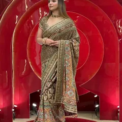 Another look at this majestic Banarsi saree. The combination of traditional design and luxurious fabric makes it a piece to be treasured.