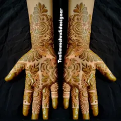 A perfect example of a dense, modern floral design. This style uses bold flowers and leaves to create a stunning pattern that covers the hands completely, resulting in a rich and beautiful henna stain.