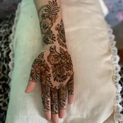 A treat for my sister. This design is a cascade of flowers and leaves, flowing from her wrist down to her palm and fingers, creating a very organic and graceful look.