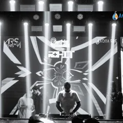 Another powerful black and white shot from the decks at Sugar Factory. The spotlights and massive screen create an epic backdrop.