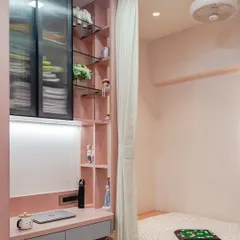 For this room, I designed a compact and stylish study nook that flows seamlessly into the bedroom's storage. The soft pink tones, combined with glass-front upper cabinets and open shelving, create a space that is perfect for both focused schoolwork and displaying personal treasures.