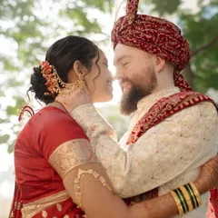 An embrace that says everything. We focus on capturing the warmth and intimacy between our couples, using soft backlighting to create a romantic and timeless feel.