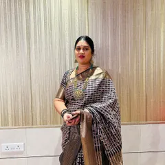 This black checkered designer silk saree is more than just fabric, it’s a statement. It's a powerful and classic look for a high-fashion evening.