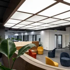 For this modern office, I designed a breakout area illuminated by an artificial skylight that mimics natural daylight. The goal was to create a serene, open-air atmosphere that inspires connection and creativity, proving that workspaces can be both functional and uplifting.