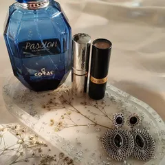 My oval trinket trays are perfect for organizing your everyday essentials. Here you can see how it neatly holds perfume, lipstick, and earrings, keeping your vanity tidy and stylish.