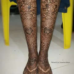 A final look at the stunning and complete bridal leg henna.