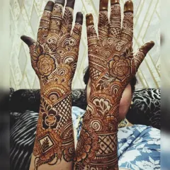 I love filling the hands with lush, floral patterns. This design features blooming roses and intricate leaf work, creating a garden of henna that extends from the palms to the forearms.