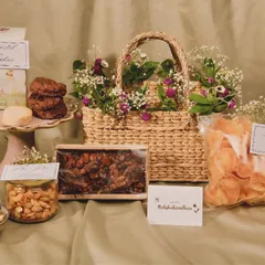 My Rakhi Hamper is a perfect balance of sweet and savory. This beautiful basket is curated with love and includes treats like truffle chips, assorted cookies, and flavored nuts to make your siblings feel special.