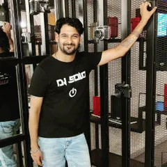 A quick photo in my signature DJ SOLO shirt. I am passionate about my work and have been a professional DJ since 2006, bringing my love for music to every event.