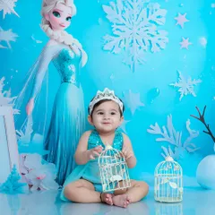 A sweet, gentle moment in our Frozen-themed set. This little princess is sitting peacefully, surrounded by snowflakes and magic.