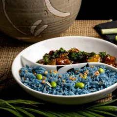 A flying buffet favourite. Our Blue Pea Butterfly Fried Rice, naturally tinted and full of flavour, is paired with our signature black pepper chicken.