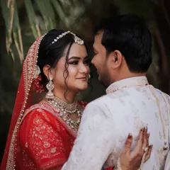 Those loving glances make it all worthwhile. Here is my bride Chetna in her classic red lehenga, with a soft glam makeup look that focused on defined eyes and a flawless base, perfect for her outdoor wedding.