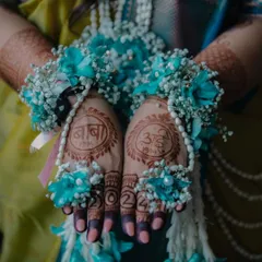 I love adding personal touches like this. For this baby shower mehendi, we included 'Baba' and 'Aai' along with the year, making it a beautiful tribute to the grandparents-to-be.