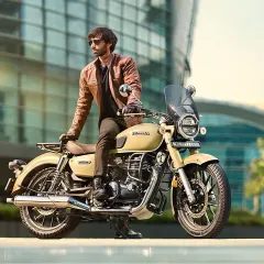 For this Honda CB 350 photoshoot, I styled the model in a classic brown leather jacket and dark pants. The look was designed to feel effortlessly cool and timeless, matching the aesthetic of the motorcycle in an urban setting.
