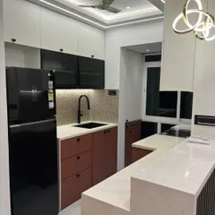 This modern kitchen in Navi Mumbai features a bold color scheme and a functional breakfast counter. I designed it with ample storage and high-quality finishes to create a space that is perfect for both daily use and entertaining.