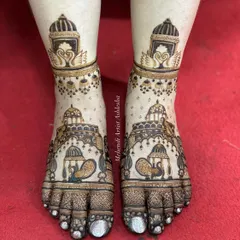 Bridal feet deserve just as much attention. This design features regal palanquin (doli) and peacock figures, with delicate swan details on the ankles, ensuring the bride looks stunning from head to toe.