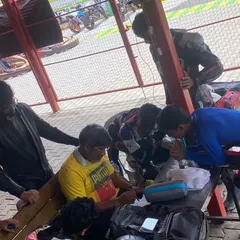 Students gather for a pre-session briefing. This collaborative environment is crucial for learning, as riders share experiences and learn from each other under our expert guidance.