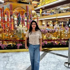 A casual day out look from my November photo dump. Here I'm wearing a simple beige top with classic blue wide-leg jeans. It's a comfortable and timeless combination.