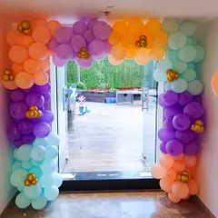 Dive into the fun with this mermaid-themed balloon arch. The vibrant colors and gold accents create a bubbly, under-the-sea feeling, perfect for a splashy birthday bash.