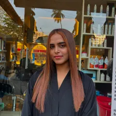 A beautiful, confident look. This copper brown shade brightens her features perfectly. Finding the right color is a conversation, but I will always guide you to a choice that I know will make you shine.