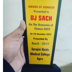 I was so grateful to receive this Award of Honour from the students of Sarojini Naidu Medical College in Agra. It's always a pleasure to perform for such an energetic and appreciative audience.