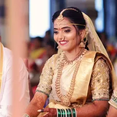 This is one of my most sought after nakshi bridal sets, and you can see why. It looks absolutely stunning on our bride, pairing beautifully with her golden silk saree for a timeless and elegant wedding day style.
