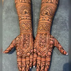 Even without figures, a bridal design can be breathtaking. This piece focuses on symmetry and traditional patterns like peacocks and architectural domes, creating a full and elegant look.