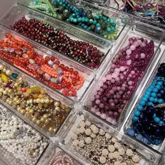 For the festive season, it is time to organize your jewelry. For this drawer, I used a combination of different-sized acrylic trays to ensure each beautiful piece is clearly visible and protected.