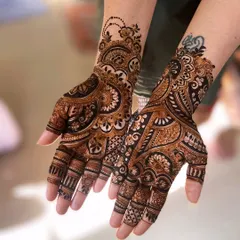 A striking Indo-Arabic design with bold, dark-filled areas contrasted with fine, detailed linework for a dramatic effect.