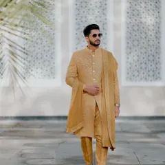 The same groom, another powerful shot. The elegance of the outfit and the clean grooming come together for a perfect photo.