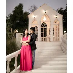 The white chapel backdrop provides a clean and elegant setting for daytime couple portraits. Its classic architecture is perfect for both traditional and modern pre-wedding photography styles.
