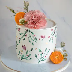 This hand-painted cake is like a garden in bloom. I used a palette knife to create delicate floral patterns and leaves, complemented by fresh carnations and orange slices for a fresh, artistic look.