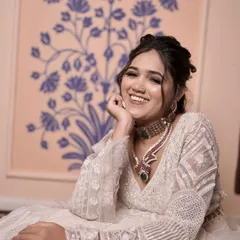 This is an elegant look for an engagement or sangeet. The client is wearing a beautiful white chikankari outfit. I did her nails in a matching simple white polish, which looks clean, modern, and sophisticated. It shows that nails don't always need to be bold to make a statement.