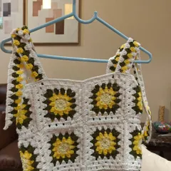Capturing the joy of summer in a top. This sunflower-themed granny square crop top is a favorite for its cheerful vibe and easy-to-wear style. I designed it with adjustable straps for a perfect, comfortable fit, making it a go-to piece for sunny days.