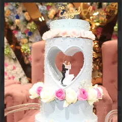 A close-up of the heart-shaped window in this unique engagement cake, framing the couple figurine inside. This level of personalization is what makes my custom cakes so special for your big moments.