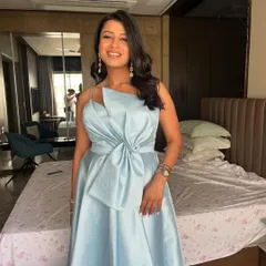 Her happiness is infectious. This look is perfect for a baby shower, offering a touch of glam that still feels fresh and natural.