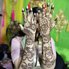 This floral design is so much fun to do. It's not as dense as a traditional bridal pattern, making it a great choice for guests or for brides who want a lighter, more contemporary feel.