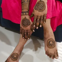 A complete mehendi look with matching mandala designs on the hands and feet for a cohesive and elegant style.