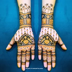 I love using the contrast of dark henna and open skin. This design uses negative space to highlight the peacock and floral motifs, making them look very striking.
