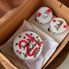 Celebrating a 21st birthday with this red and white themed bento and cupcake set. The design is simple yet striking, with bold numbers and little hearts.