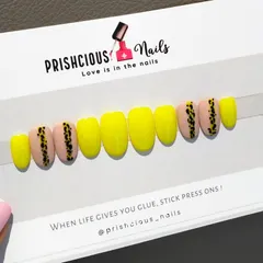 Neon nails for sale! This set of press-ons combines a vibrant neon yellow with a chic leopard print accent.